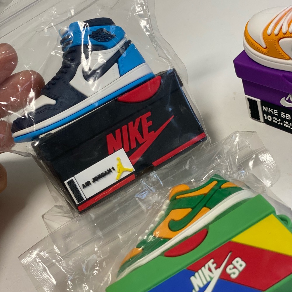 airpods case generation 2, and 3 Tenis shoes